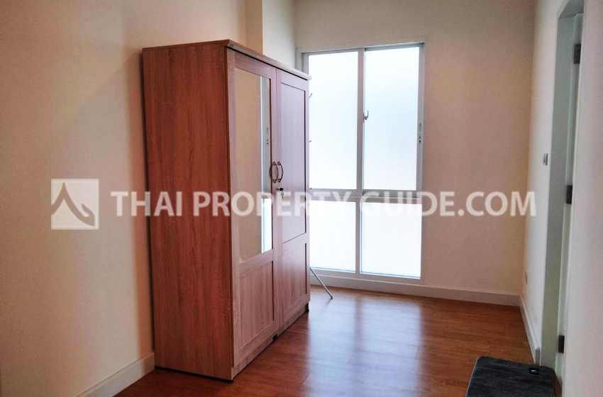 House with Shared Pool in Srinakarin 